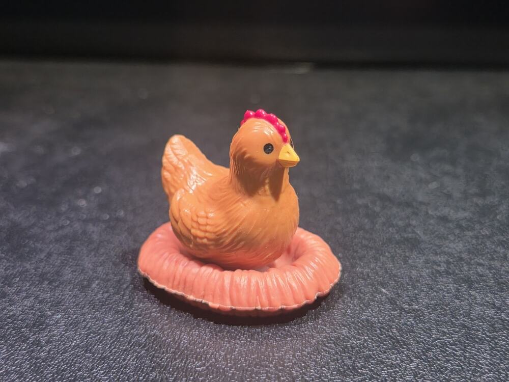 MINI CHICKEN SITTING ON POPAK NEW-RAY MINI NEST WITH EGGS FIGURE FOR TRINKET BOX